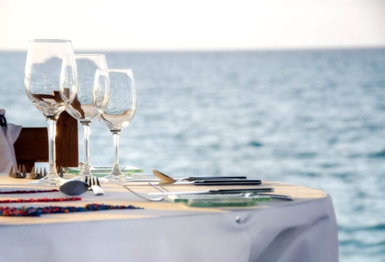 Glassware,served,in,outdoor,restaurant,on,resort